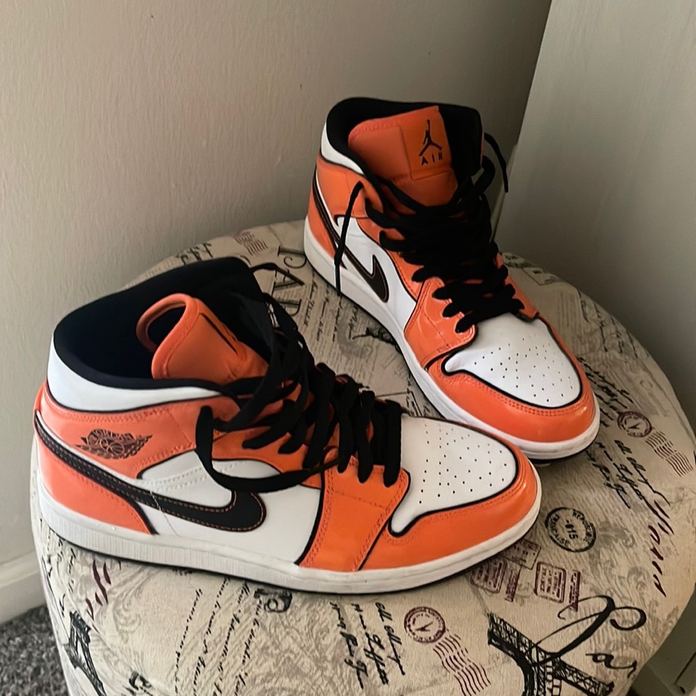 NIKE AIR JORDAN 1